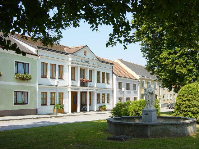 Radnica Schweiggers s fontánou v popredí.