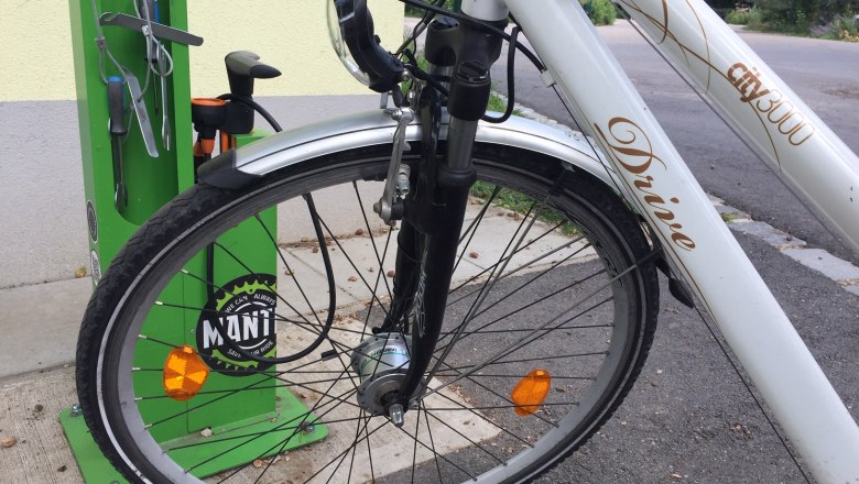 td-radradreparatur-donauradweg-5-c-hoelterer-donau-noe-tourismus, &copy; Donau Tourismus, Hoelterer Lydia