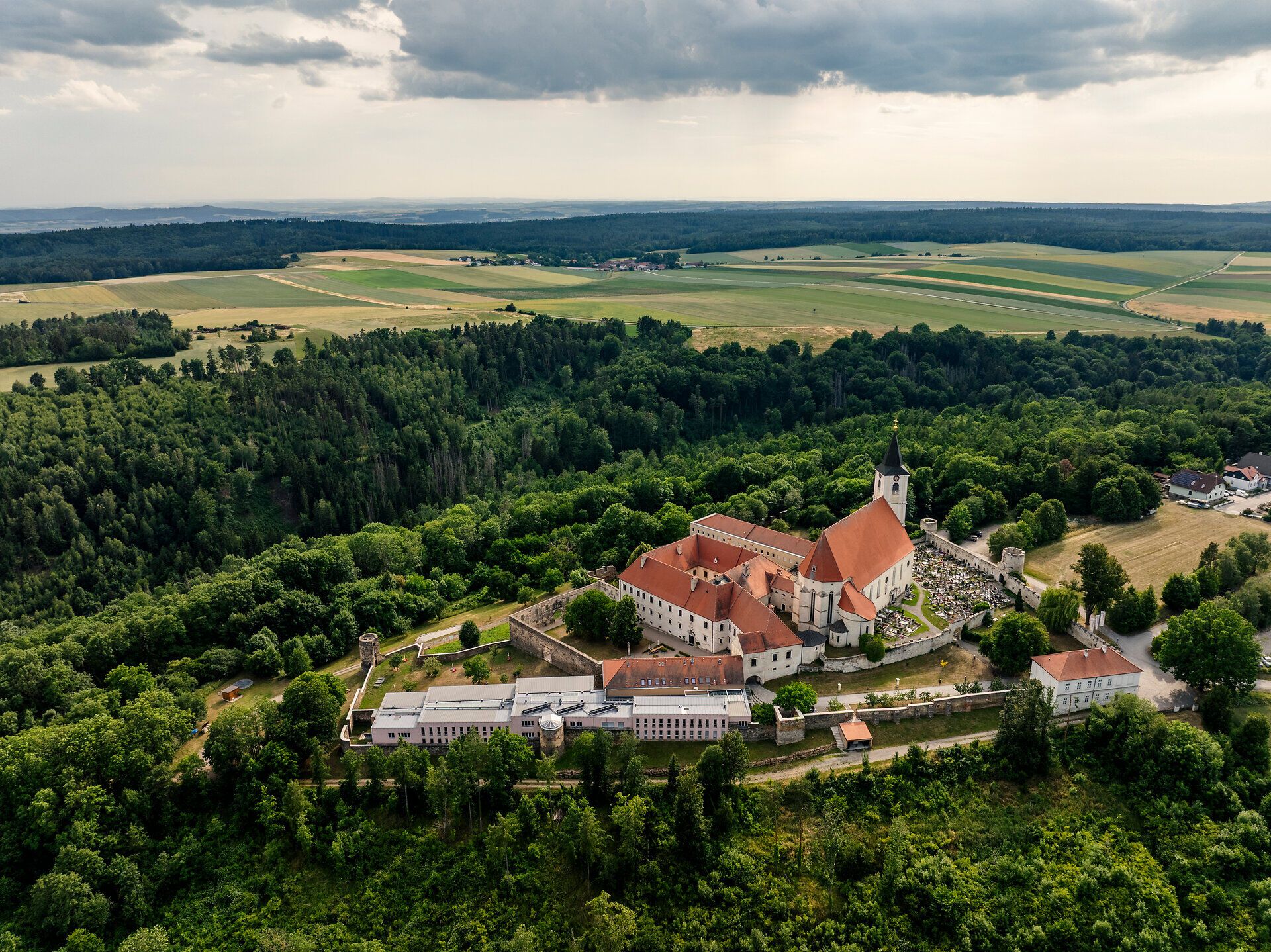 Pohľad z dronu na kláštor Pernegg vo Waldvierteli