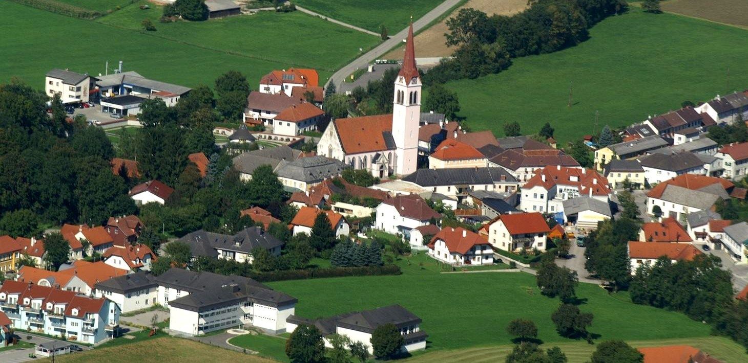 Letecký pohľad na obec Weistrach s kostolom a okolitými domami.