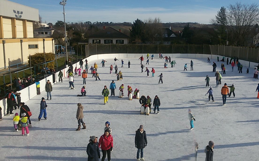 Ľudia korčuľujú na klzisku pod holým nebom vo Wolkersdorfe.