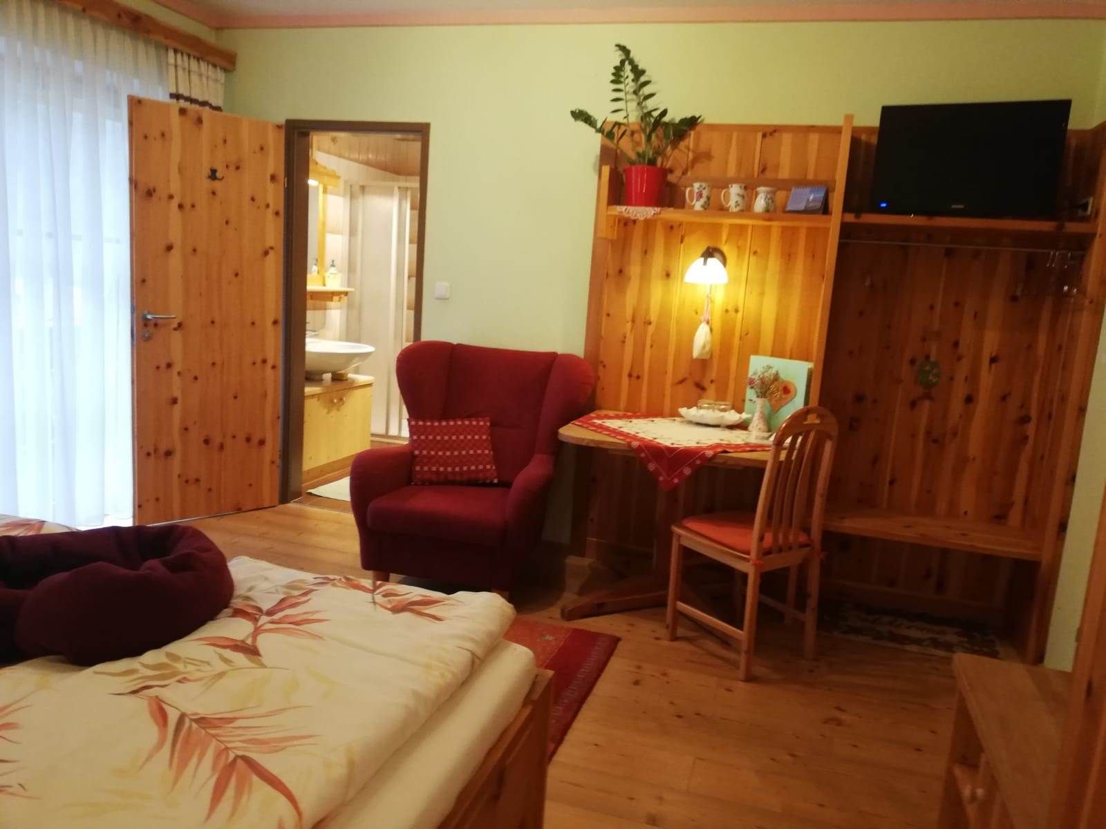 Švajčiarska kamenná borovicová izba