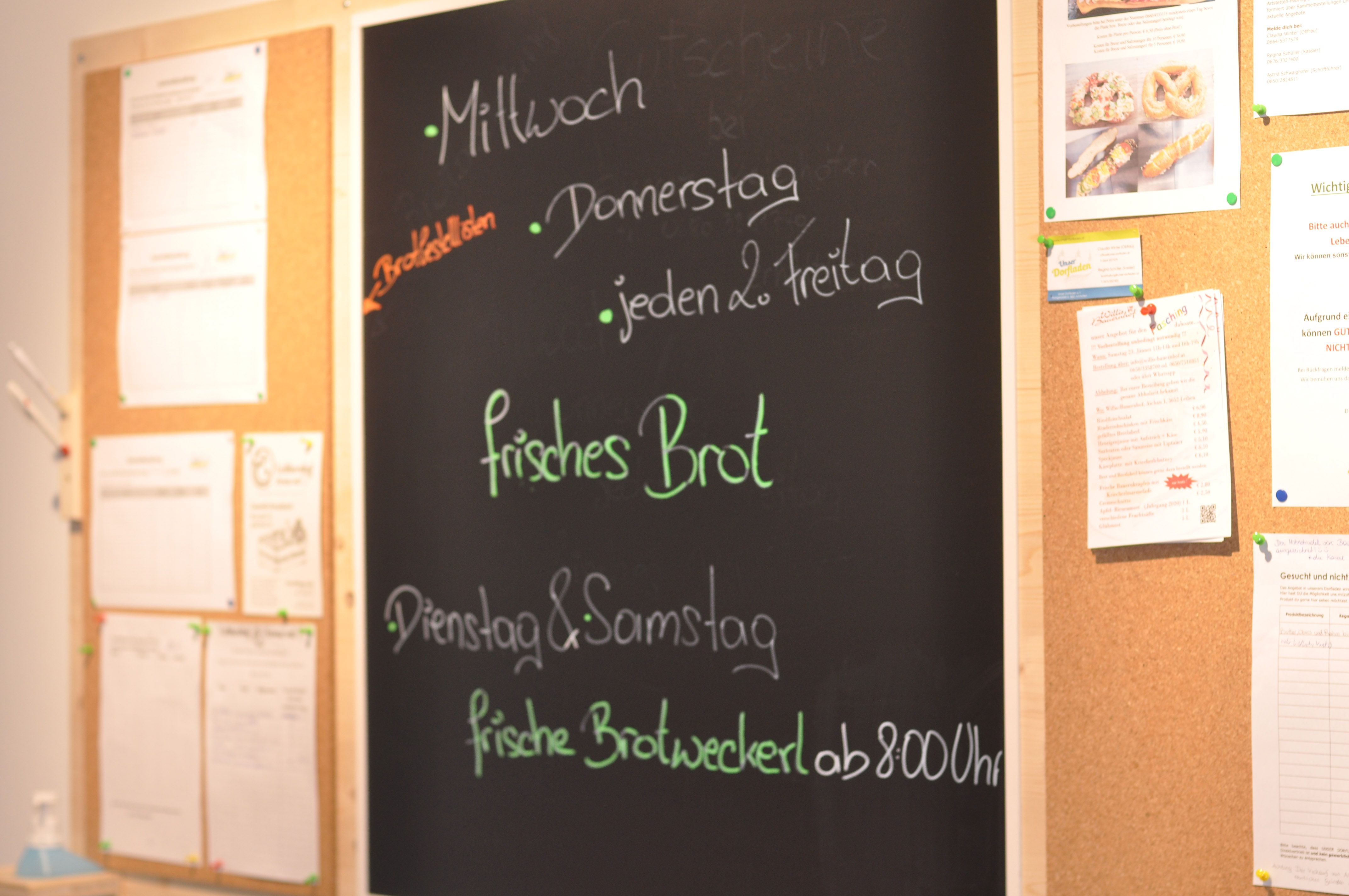 Informačná tabuľa vo vstupnom priestore obchodu v obci