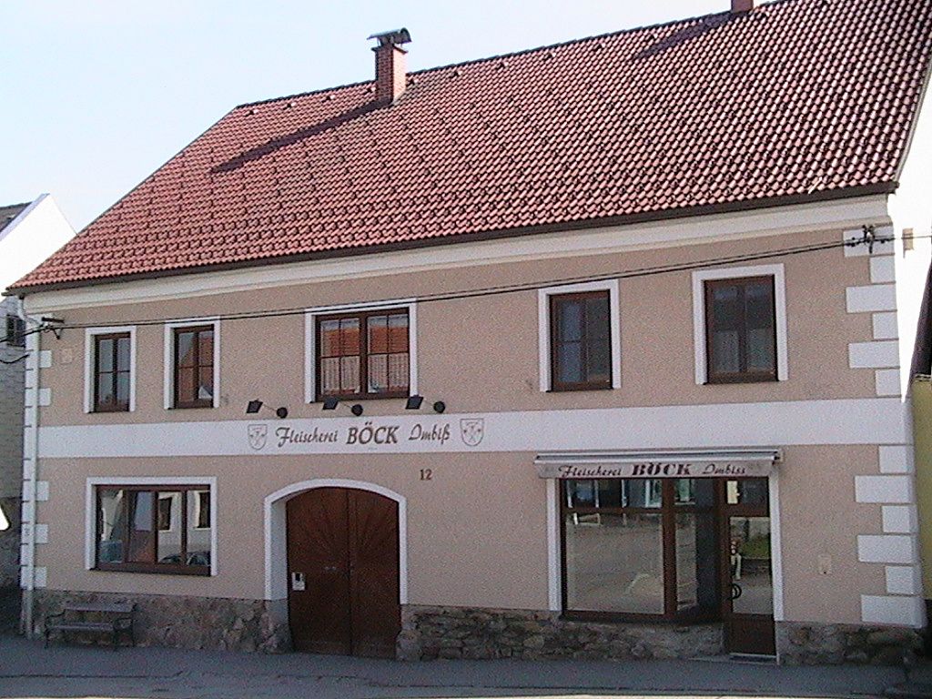 Budova mäsiarstva Böck s barom s občerstvením v dvojpodlažnej budove.