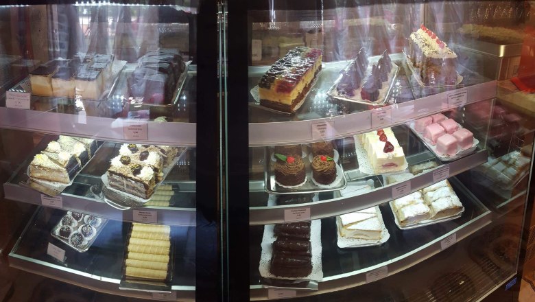 Dessert display case, © Hotel- Kur-Kaffee-Konditorei & Restaurant "König Stefan"