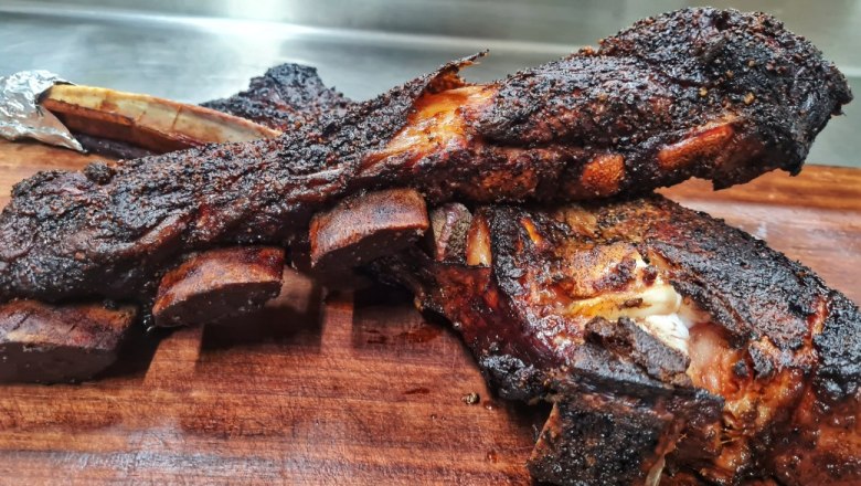 Pripraven&eacute; grilovan&eacute; rebierka zo zariadenia DaSmoker, &copy; Daniel Kerndler