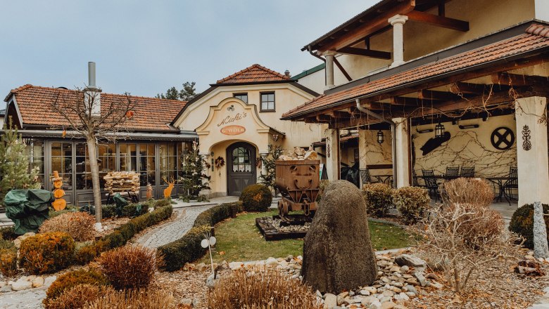 Exteri&eacute;rov&yacute; pohľad na tradičn&uacute; krčmu so z&aacute;hradou a v&yacute;zdobou.