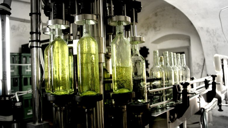 Bottle filling, &copy; Stefan &Ouml;sterreicher