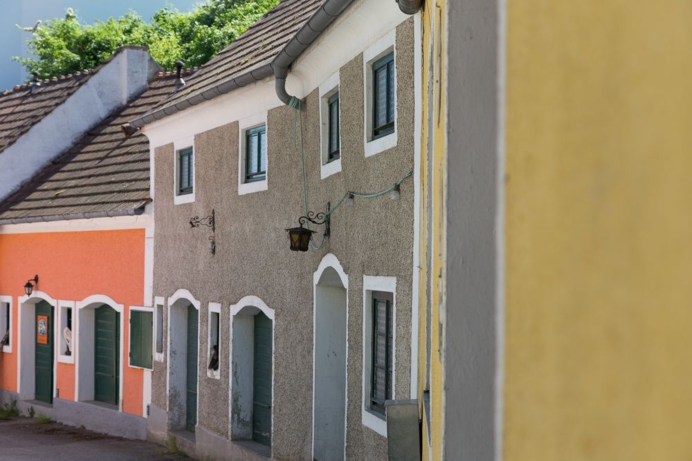 Farebné domčeky v Vínnych uličkách so zelenými dverami a oknami.