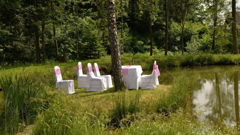 Wedding by the pond,, © Hochzeit Gasthaus Buchegger, Foto Buchegger