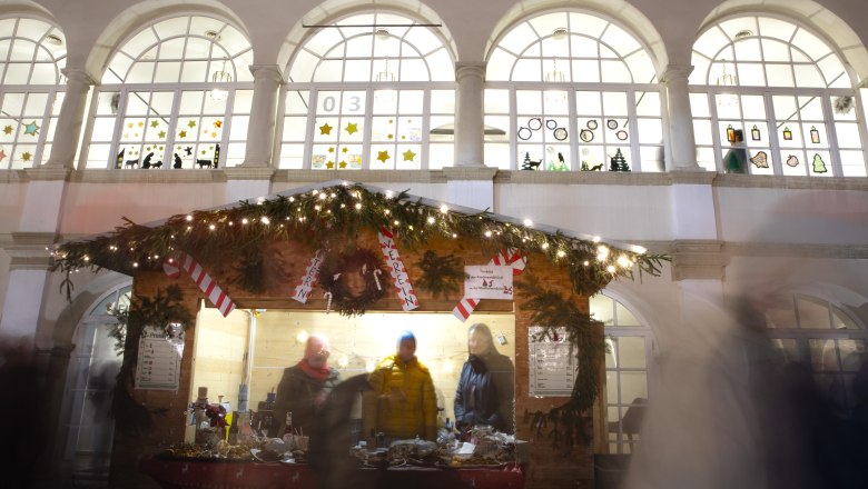 Christmas market at Katzelsdorf Castle, &copy; Wiener Alpen/Stefanie Reisenbauer