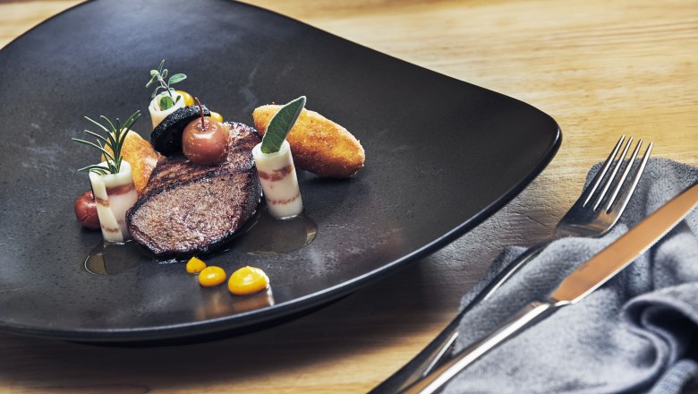 Ružová glazovaná telecia pečeň, dinkelový balzam, mangalica slanina, jablko s calvadosom, krokety z kukuričnej kaše., © Niederösterreich Werbung/Andreas Hofer