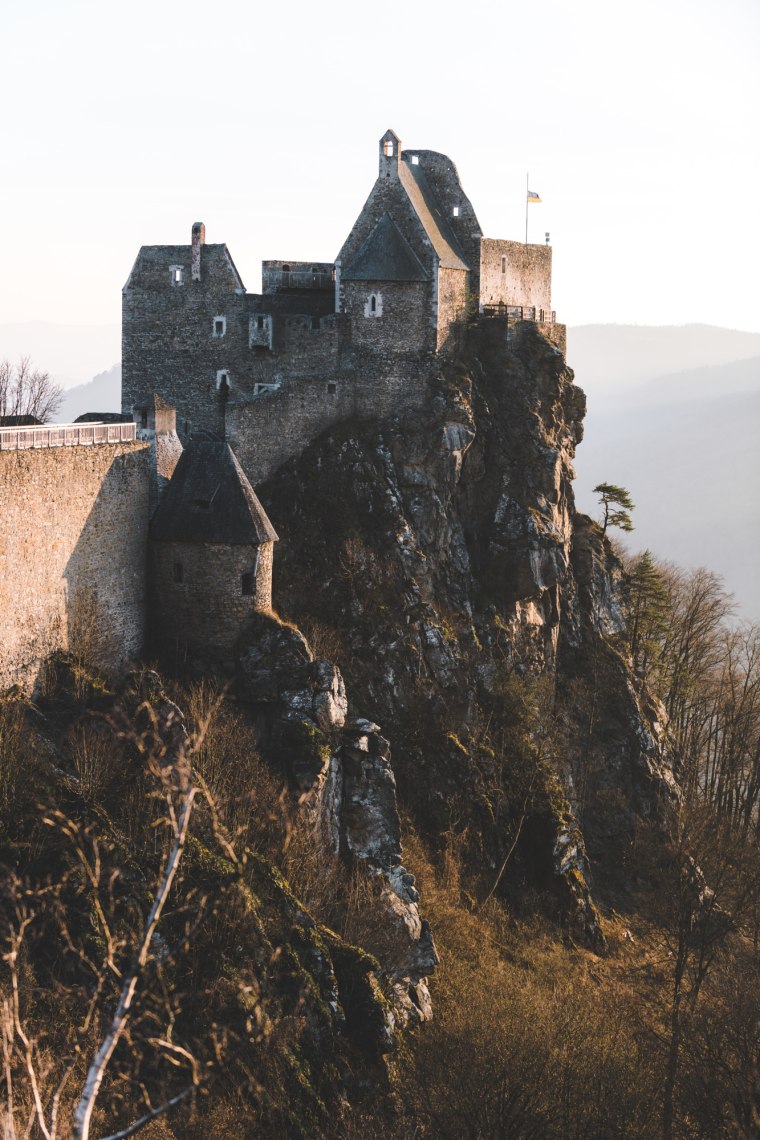 Mohutná zrúcanina hradu Aggstein na skalnatom ostrohu., © Niederösterreich Werbung/Philipp Mitterlehner