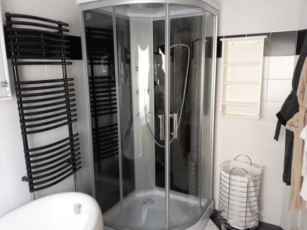 Kúpeľňa so sprchovým kútom, © bed and pool