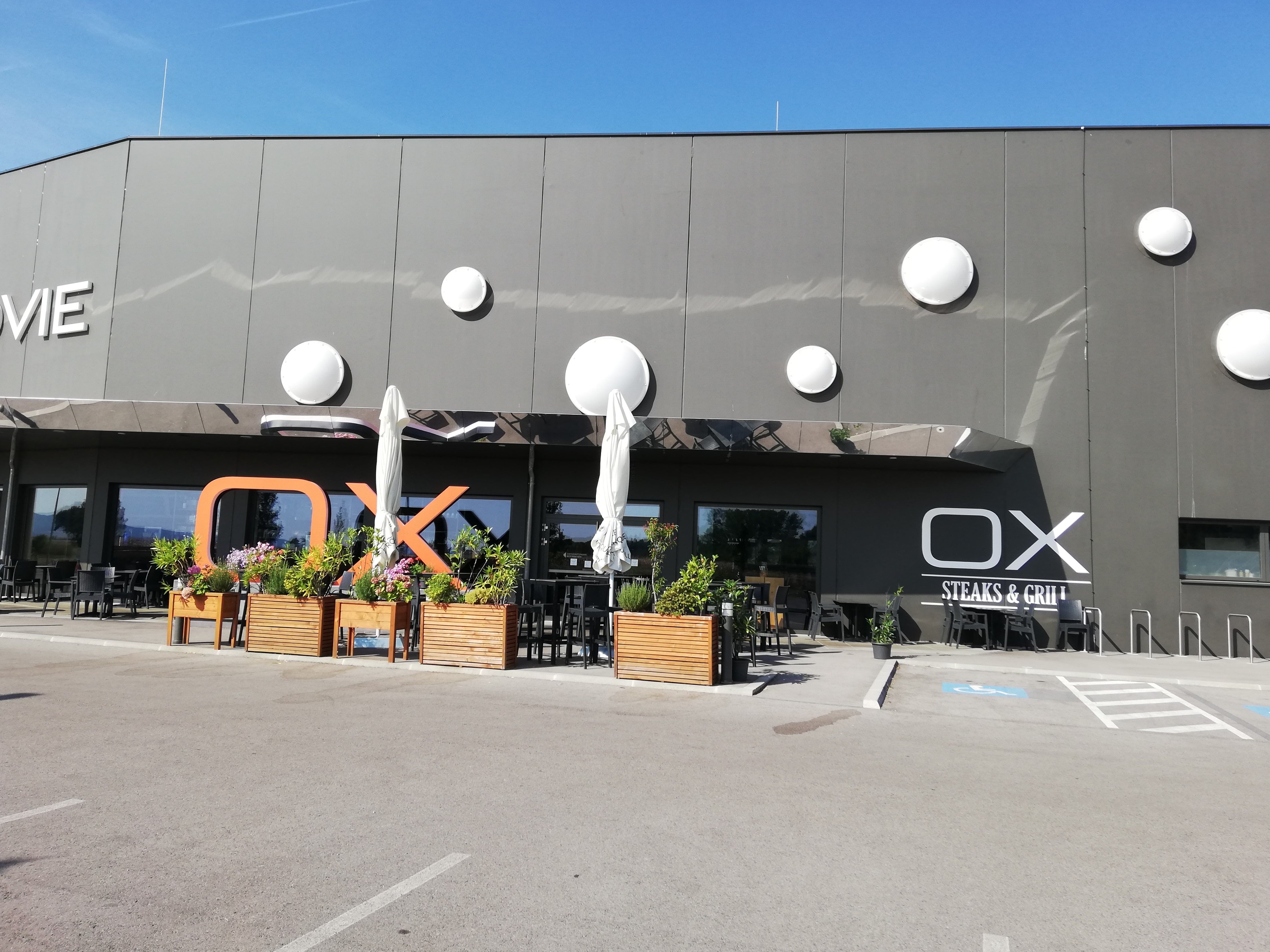 OX Exteriérový pohľad z parkoviska 