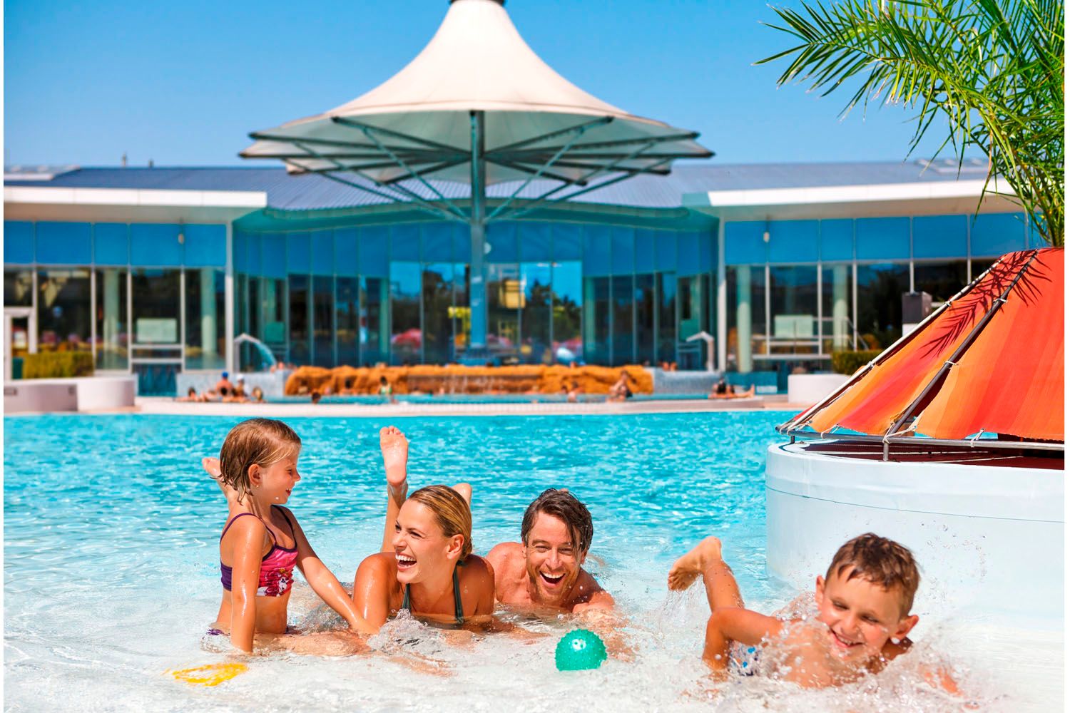 Rodina sa hrá vo vonkajšom bazéne v hoteli Therme Laa/Thaya.