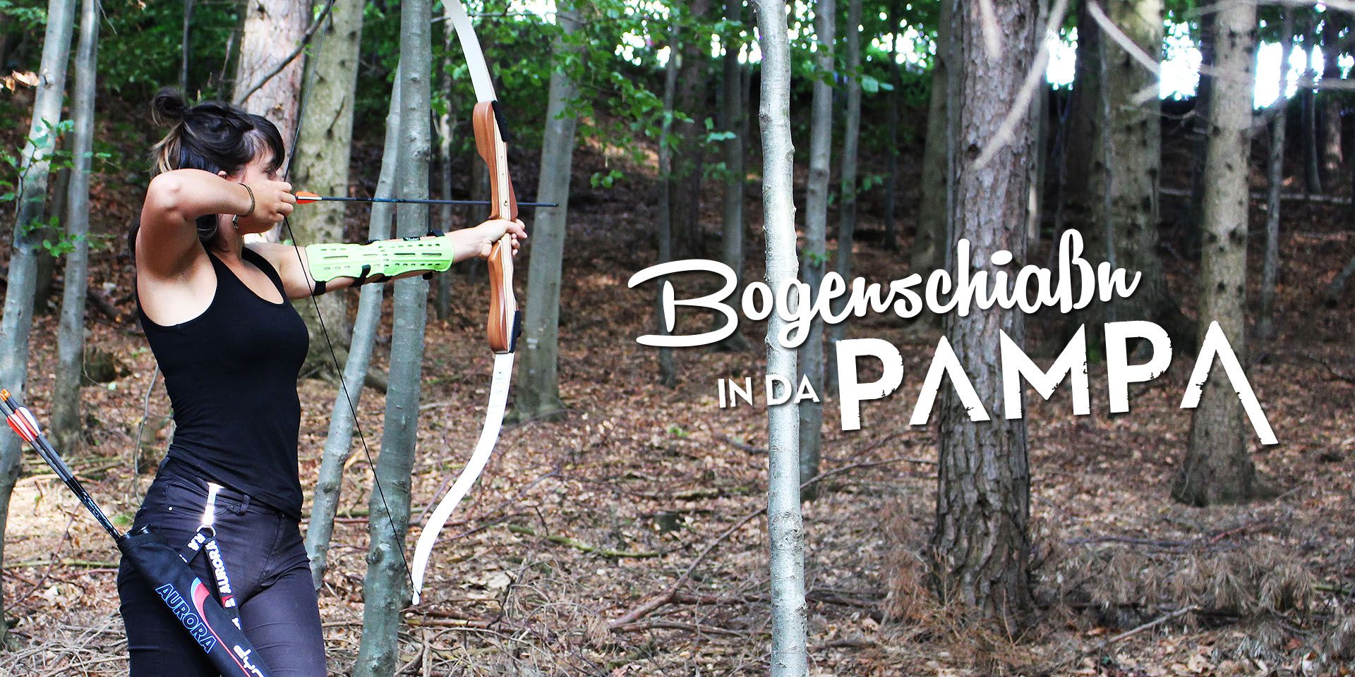 Žena strieľa z luku v lese. Text "Bogenschiaßn in da Pampa" je vyblednutý.