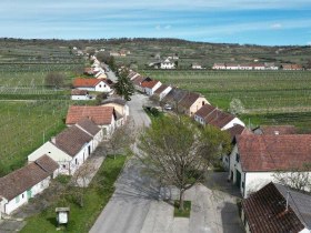 Panoramatick&yacute; v&yacute;hľad na V&iacute;nne uličky Feuersbrunn s poliami a vinicami,