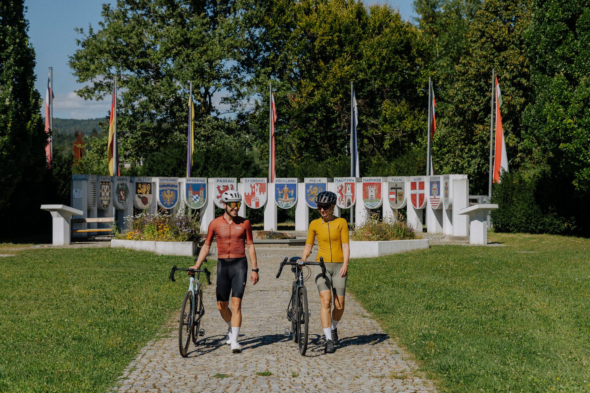 2 Cyklisti pred pomníkom Nibelungov v Pöchlarne v regióne Nibelungengau
