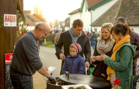 Mňam, horúce pečené gaštany!, © Weinviertel Tourismus/Astrid Bartl