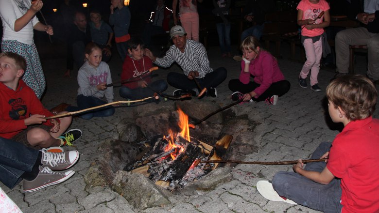 Na táboráku sa grilujú klobásky, © Hoteldorf Königsleitn