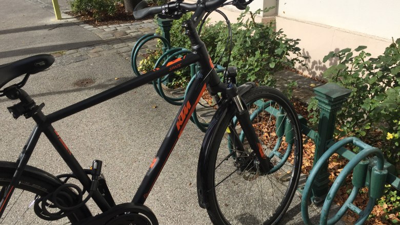 Bike repair on the Danube cycle path in Greifenstein, &copy; Donau Nieder&ouml;sterreich Tourismus, Lydia H&ouml;lterer