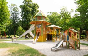 Der bunte Spielplatz im Wiener Neust&auml;dter Park, &copy; Stadt Wiener Neustadt/Michael Weller