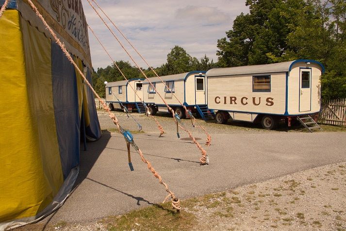 Cirkusový voz a stan na štrkovom mieste.