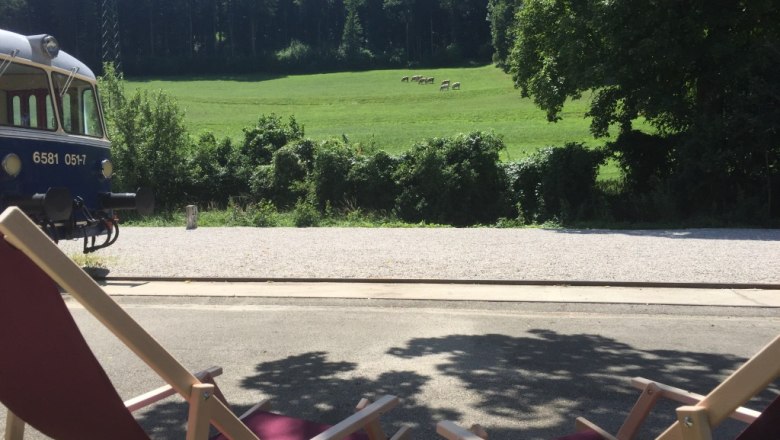 Shady front garden with sun loungers, © M. Schorn