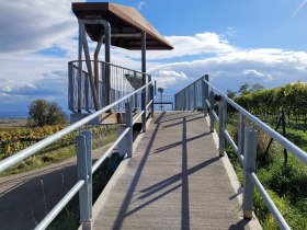 Vyhliadkov&aacute; plo&scaron;ina so z&aacute;bradl&iacute;m vo vinohradn&iacute;ckej krajine pod modrou oblohou.