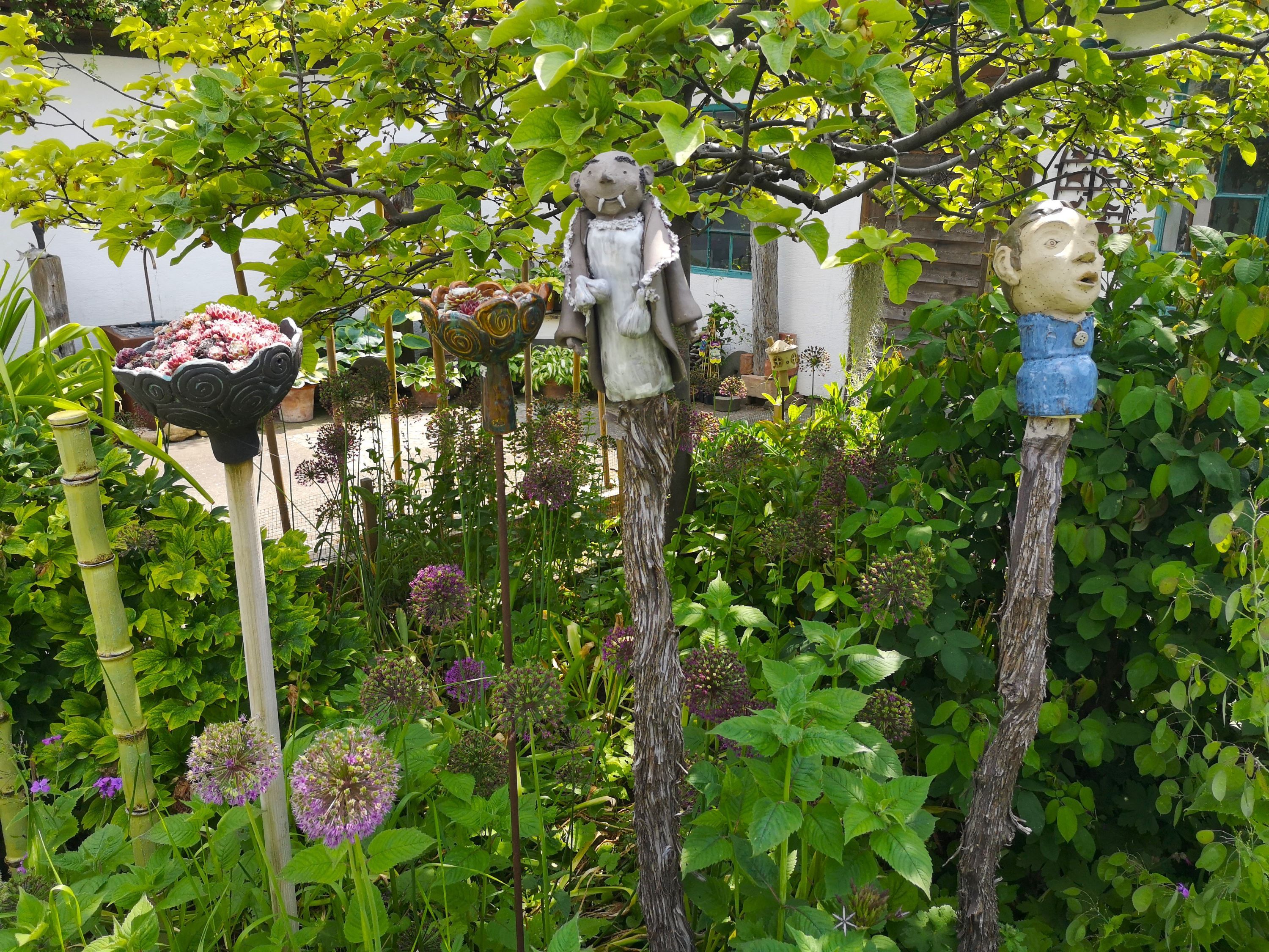 Záhrada so sochami a rastlinami