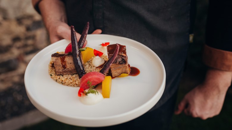Braised pastries, cider sauce, einkorn risotto, potato mousse, turnip variation, &copy; Nieder&ouml;sterreich Werbung/Daniela F&uuml;hrer