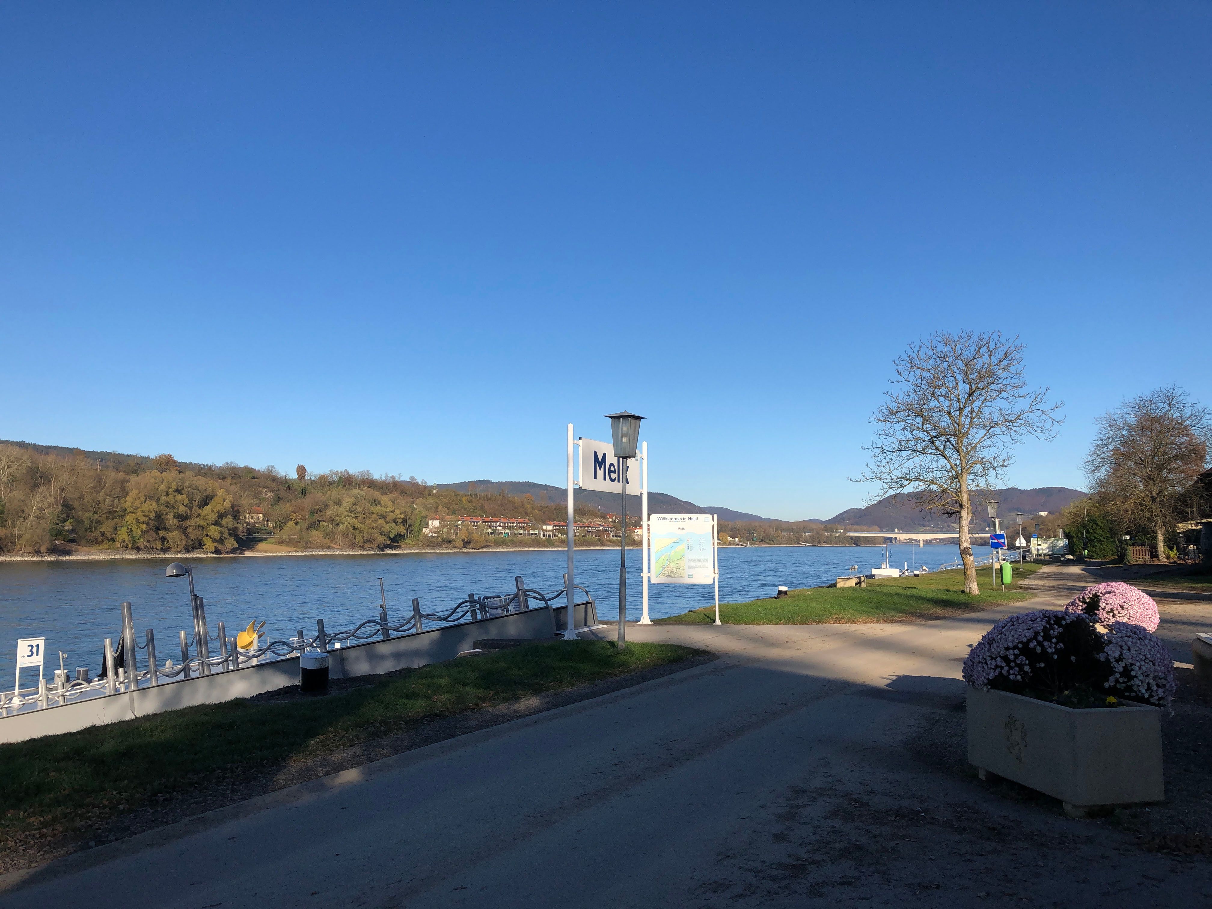 Prístavisko č. 31 v Melku počas slnečného dňa s výhľadom na Dunaj a okolitú krajinu.