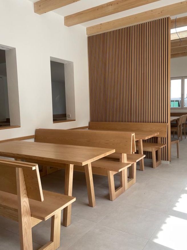 Pohľad do interiéru Viechy s dreveným nábytkom a modernými prvkami.