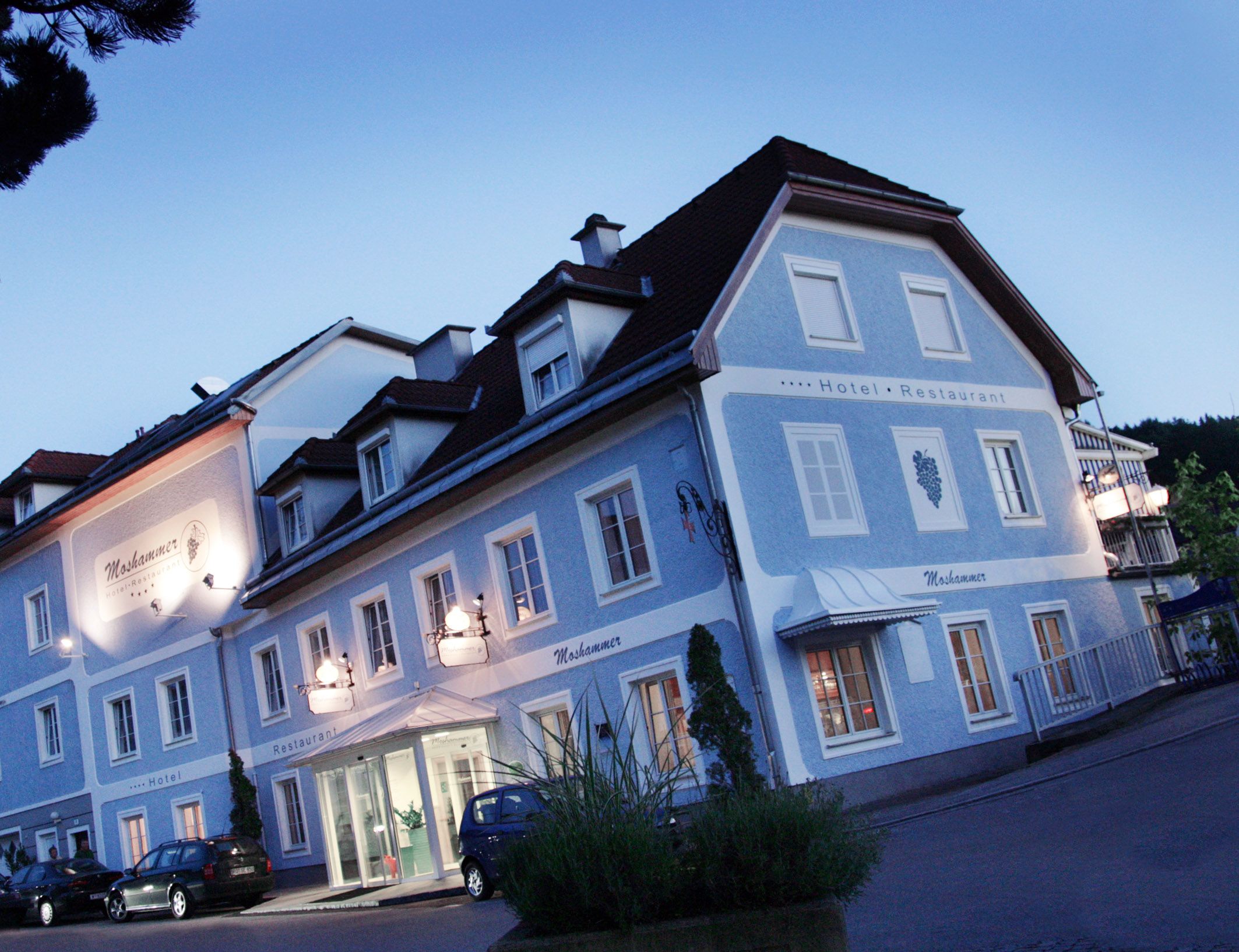 Pohľad na Landgasthof Moshammer za súmraku.