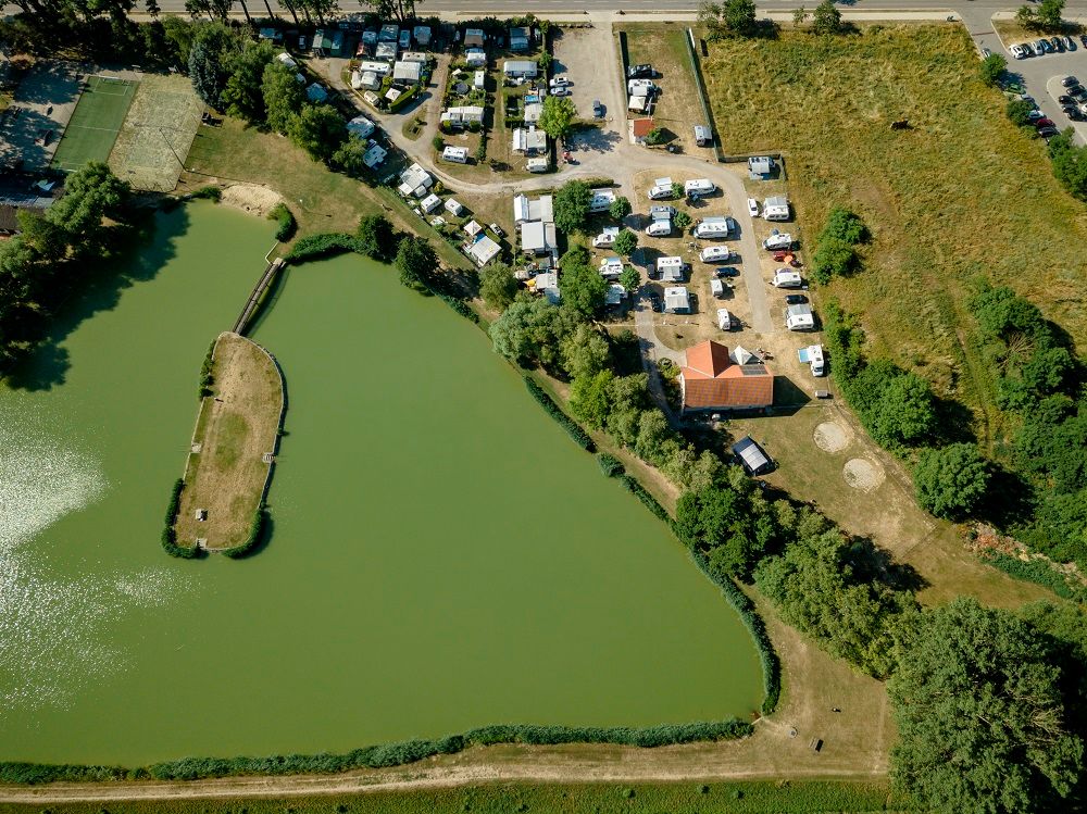 Letecký pohľad na kúpalisko s kempingom v Poysdorfe.