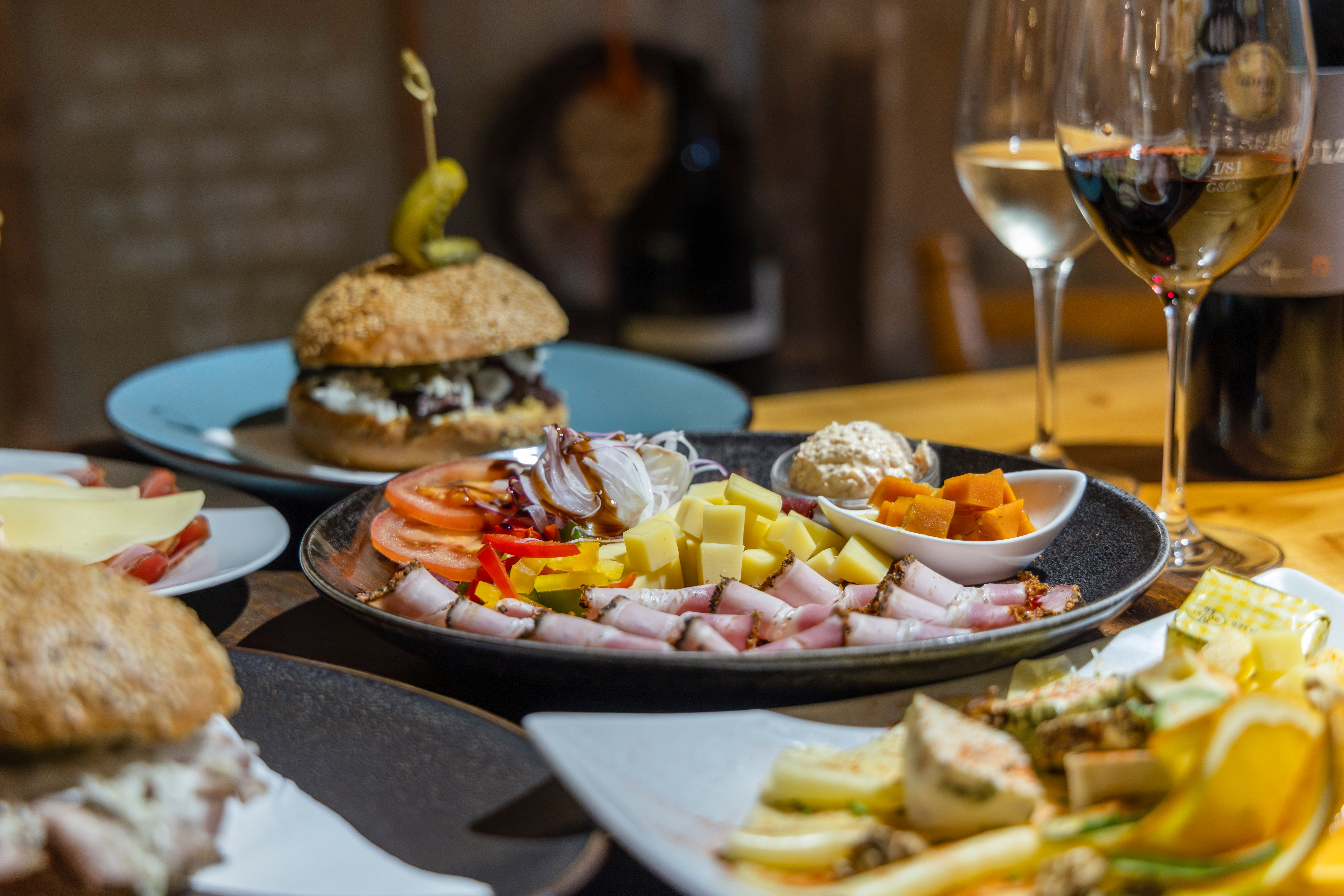 Podnosy a poháre na víno Heurigen