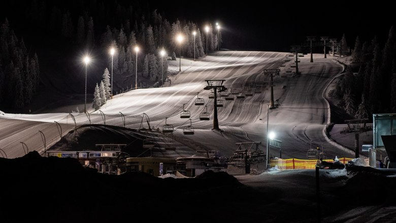 Lyžovanie pri umelom osvetlení v stredisku Hochkar, © Ludwig Fahrnberger