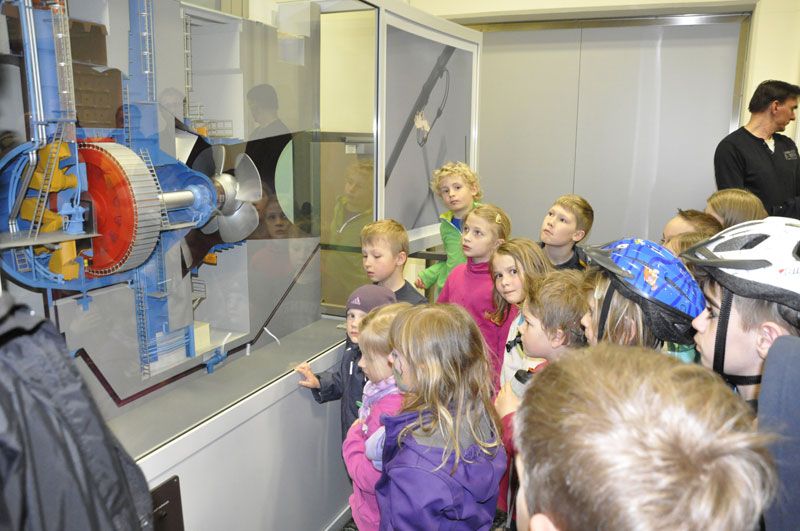 Deti sa pozerajú na model turbíny v elektrárni na Dunaji v Greifensteine.