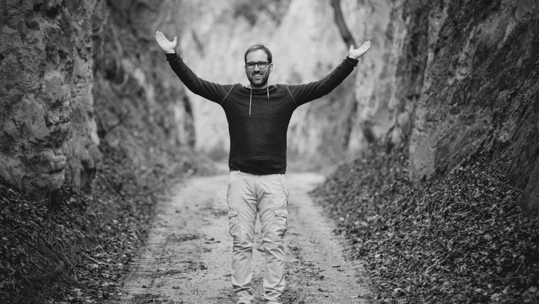 čiernobiely obr&aacute;zok majiteľa v dutine