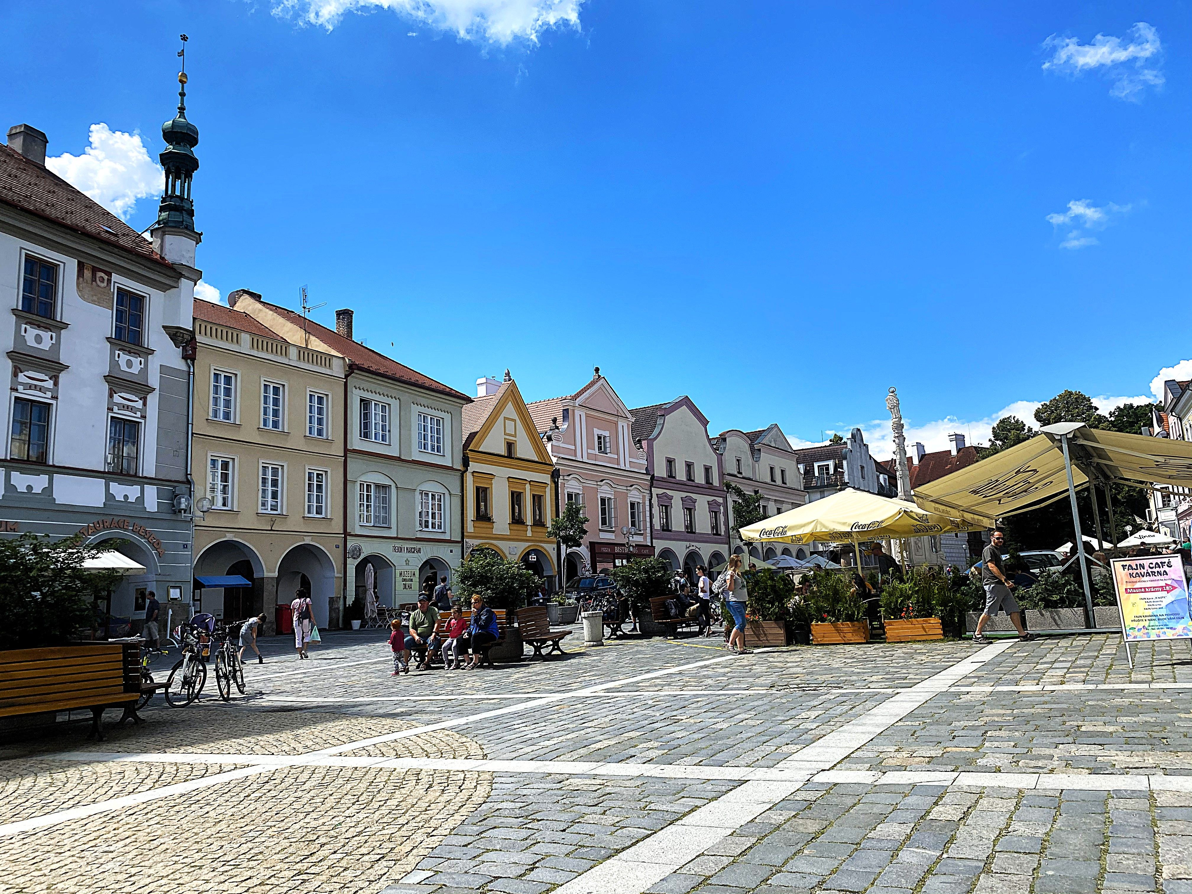 Živé námestie s pestrým radom domov