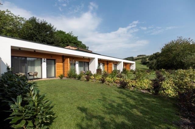 Moderný penzión so záhradou a terasou.