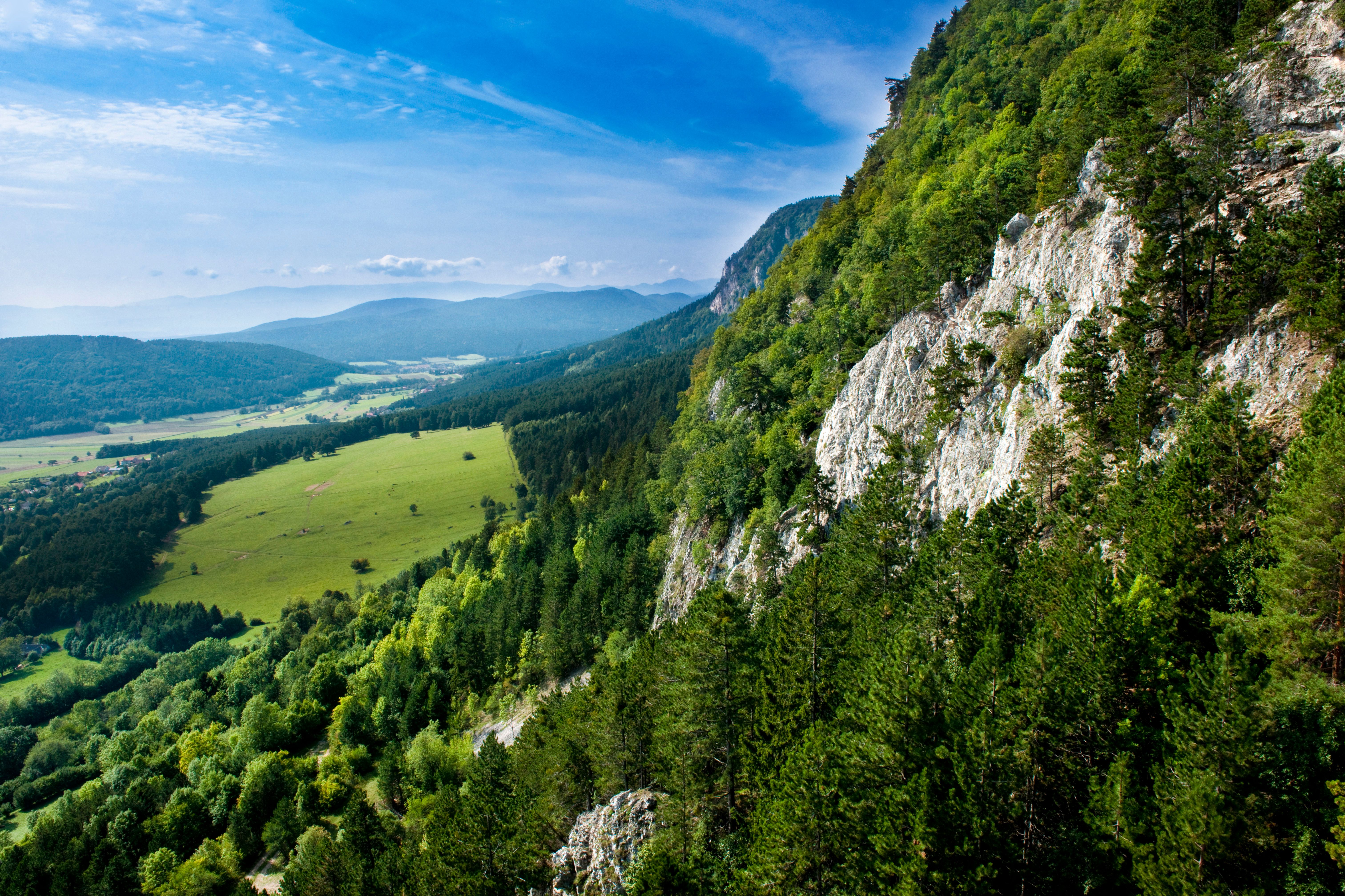 Vysoké skaly na stene