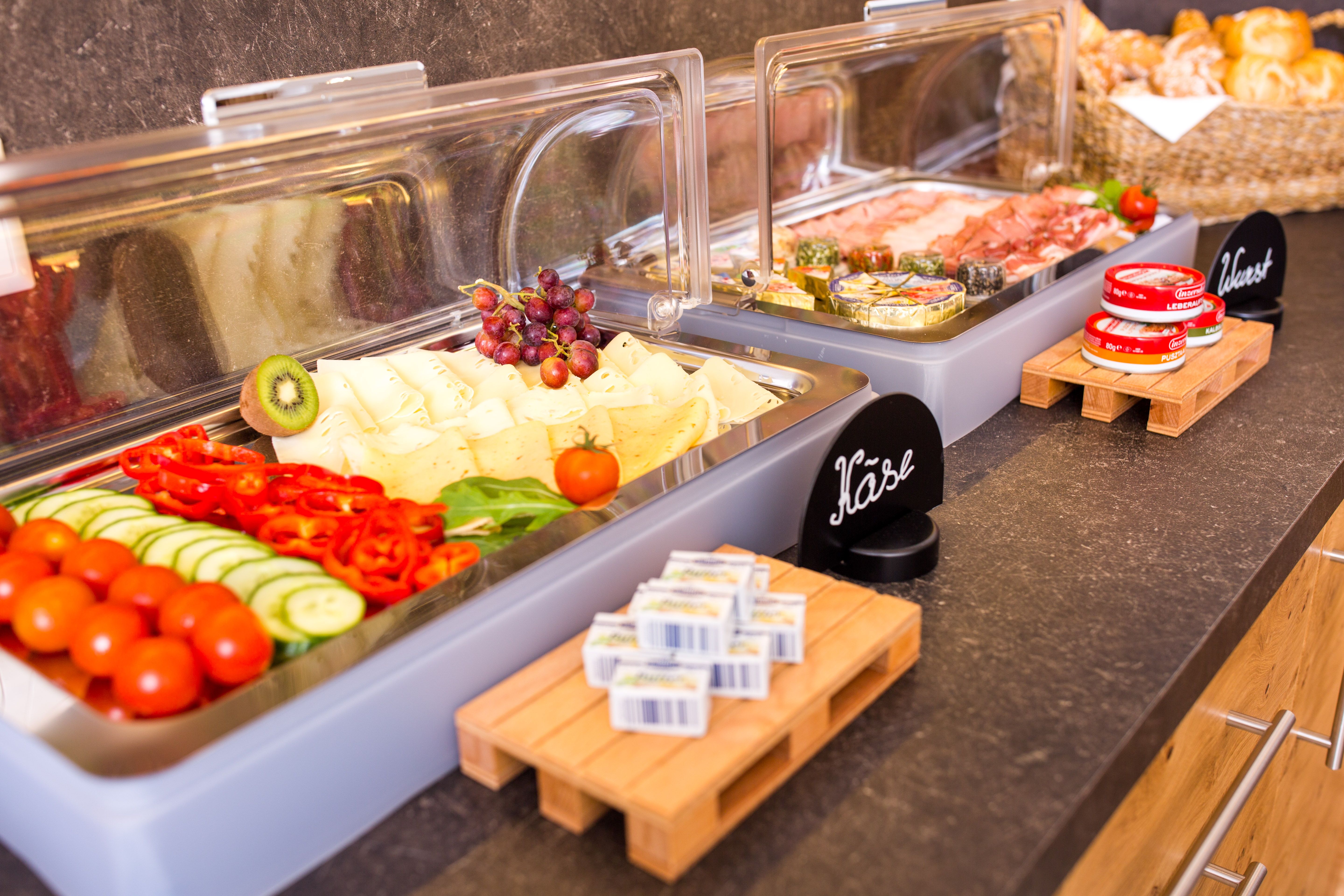 Bufet so syrom, údeninami, zeleninou a chlebom.