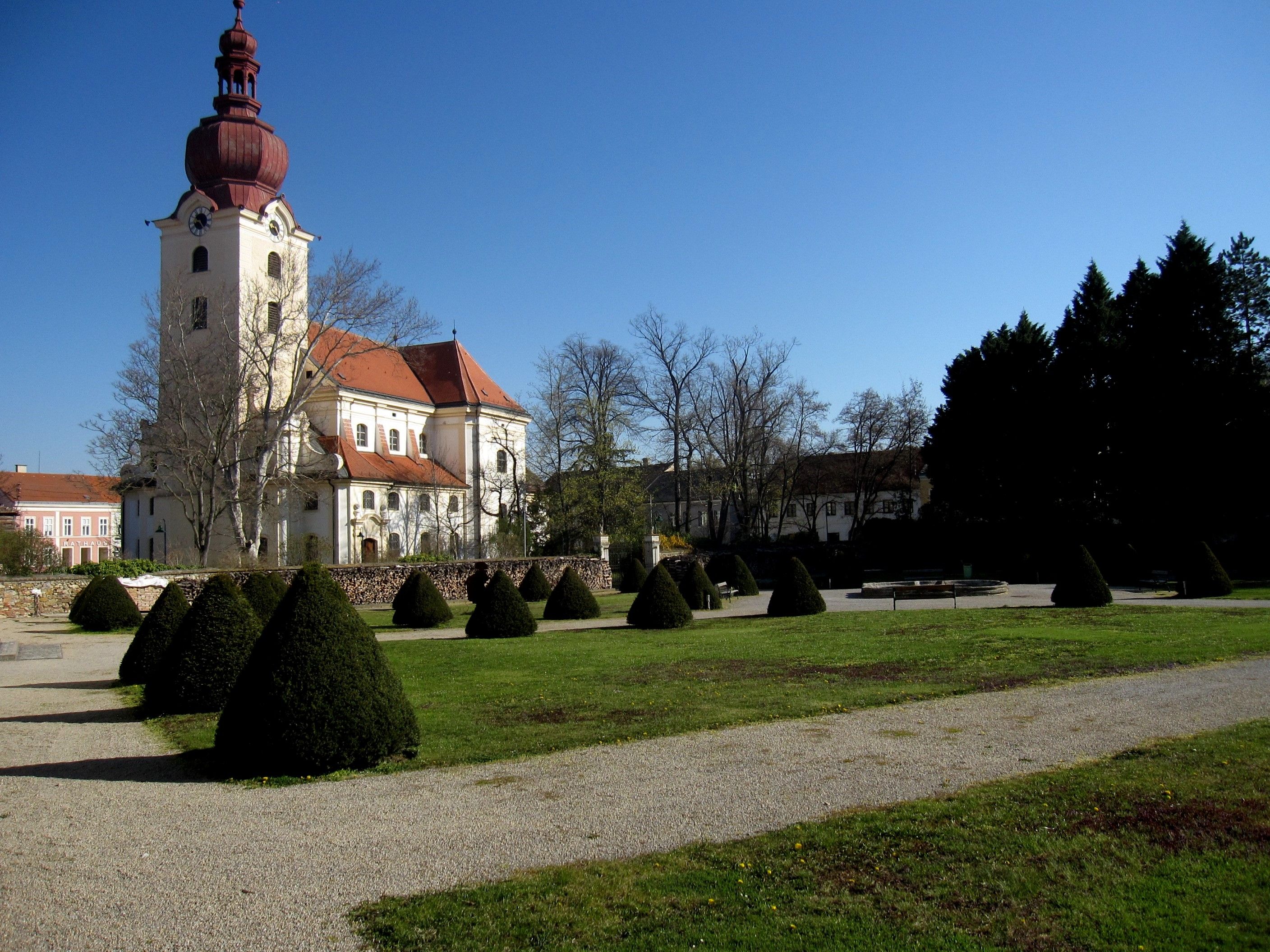 Baroková záhrada v Ravelsbachu s kostolom v pozadí.