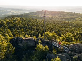 Nebelstein Ausblick, Landschaft, Kreuz, Thayatalweg 630, Zusatzetappe Weg entlang der Lainsitz, © Waldviertel Tourismus, Melanie Többe