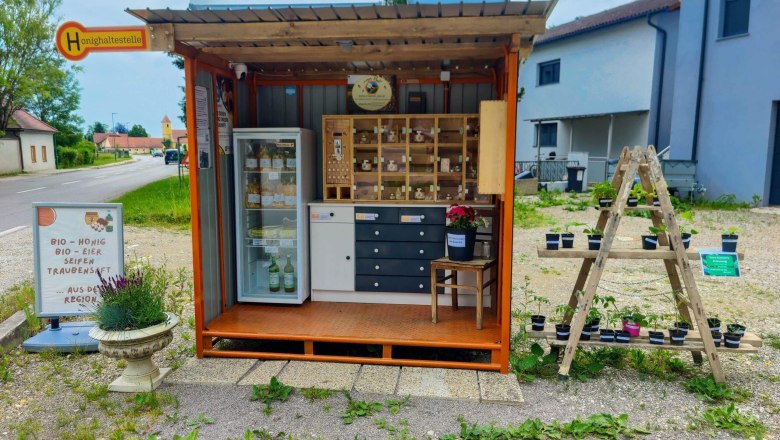 The honey stop, &copy; Imkerei Pell