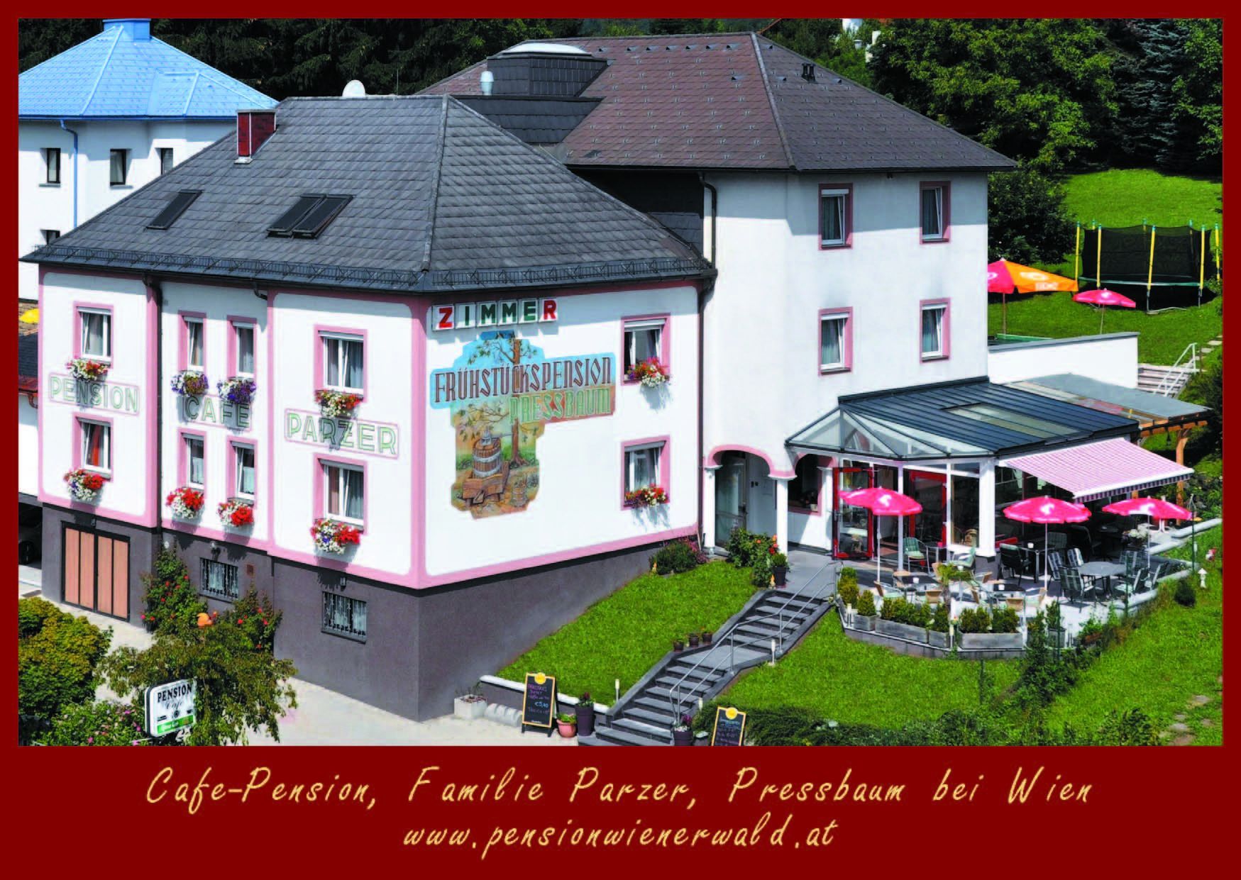 Pohľad na kaviareň Cafe-Pension Parzer s terasou a slnečníkmi.