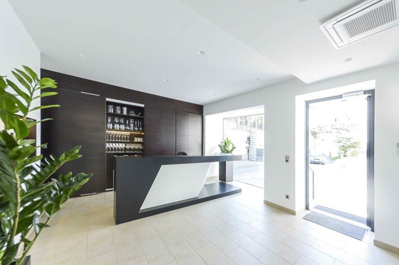 Moderná degustačná miestnosť s barom a regálmi vo vinárstve Stadt Krems.