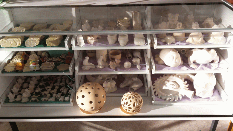 Painting ceramics, &copy; HUKI